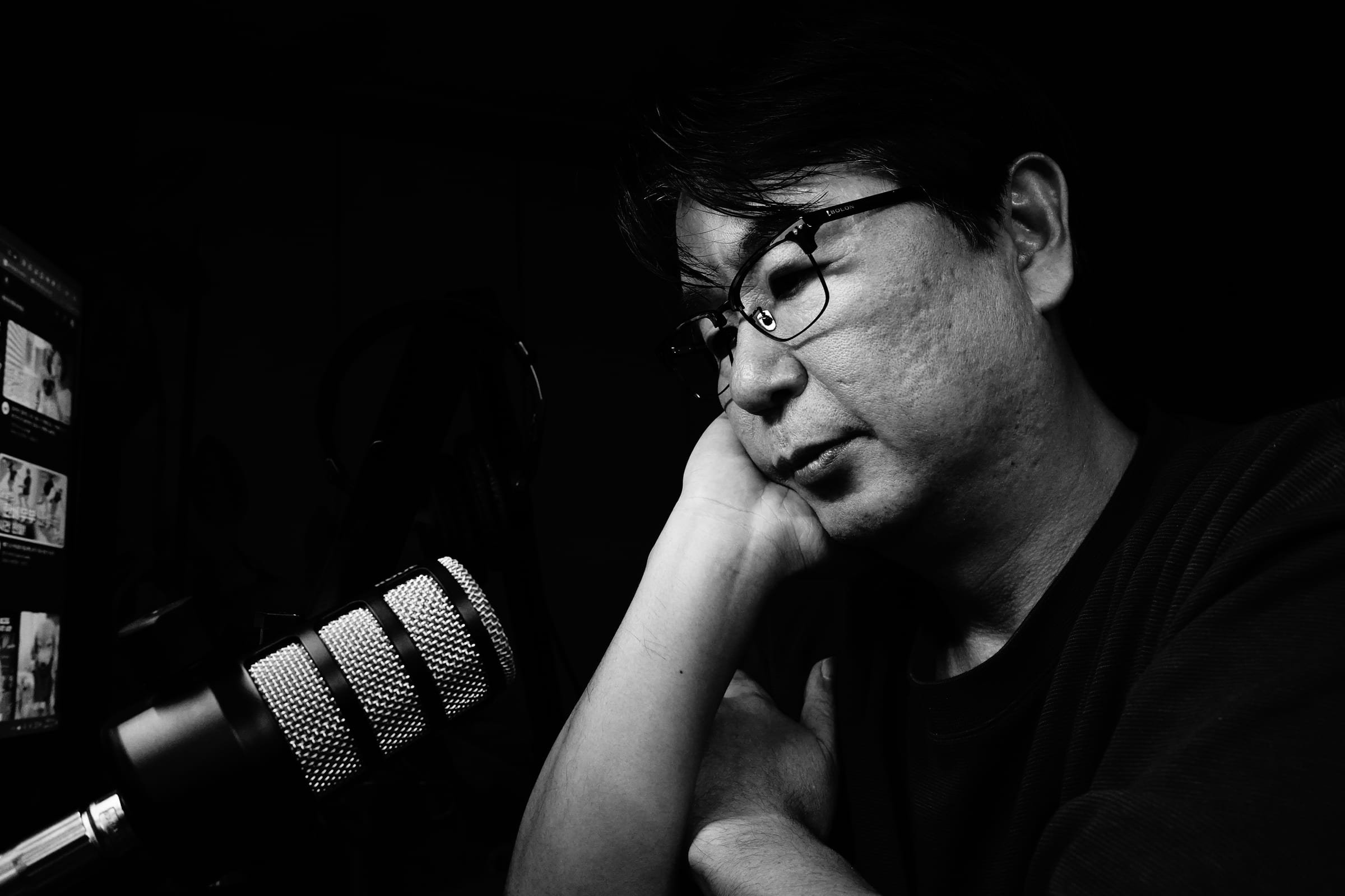스튜디오 마이크 앞에서 생각에 잠긴 이선종 교수의 흑백 사진